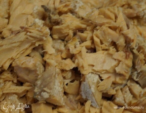 В процеженный бульон заложить разобранное мясо кеты, нарезанные овощи (картофель (кубиками), морковь (соломка), лук (мелко)), специи, соль, рубленую зелень, вермишели пару горстей. Закрыть крышку, поставить таймер на 30 минут и варить уху до окончания времени.