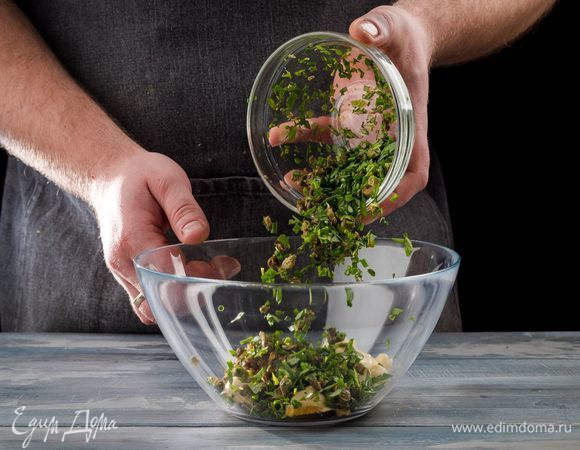 Тщательно смешайте желтки, майонез, горчицу, перец, каперсы, тархун и лук.