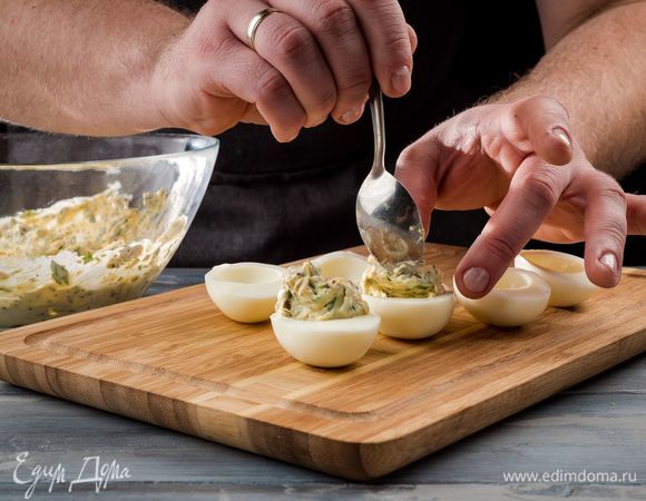 Выньте белки из холодильника, нафаршируйте начинкой из желтков и тархуна, украсьте зеленью. 