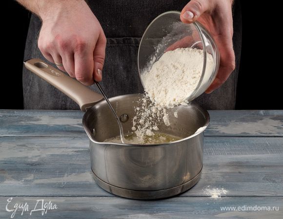Положите в кастрюльку масло и соль. Влейте воду. Поставьте на огонь и держите, пока масло не растает. Затем снимите с огня и вмешайте муку. Верните на конфорку и держите на огне, постоянно помешивая, пока тесто не станет однородным и не начнет отставать от бортиков кастрюли. Снимите с плиты.