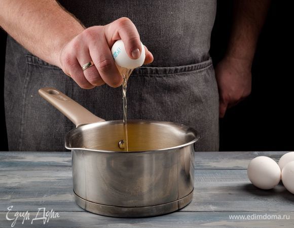 По одному добавляйте в тесто яйца, тщательно перемешивая после каждого.