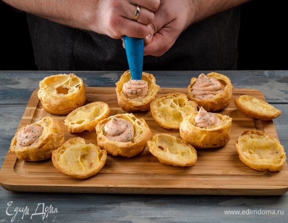 С каждой булочки срежьте верхушку и наполните профитроли начинкой.