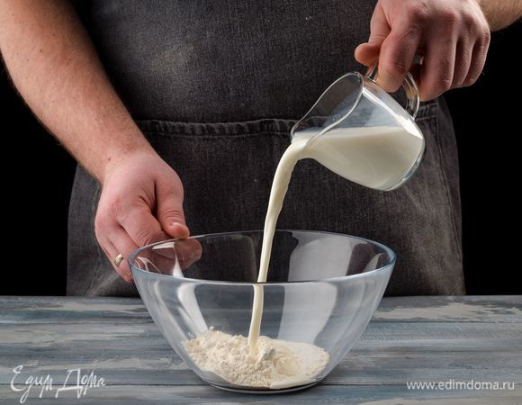 В теплом молоке разведите дрожжи, добавьте 2 ст. ложки муки и 2 ч. ложки сахара. Хорошо перемешайте и дайте постоять полчаса. 