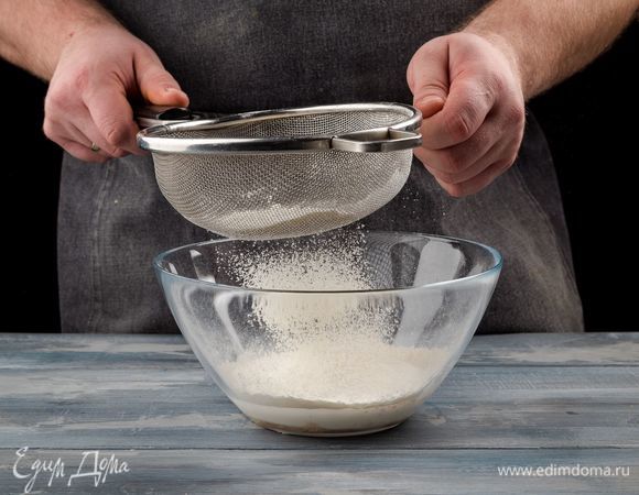 В подошедшую опару добавьте просеянную муку и вымесите мягкое тесто. Вымешивать нужно как минимум 5 минут. Поместите тесто в удобную посуду, накройте и поставьте в теплое место на час. 