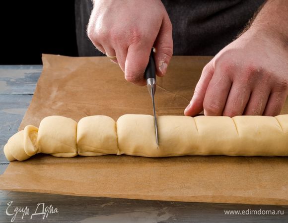 Затем скатайте тесто с начинкой в рулет и разрежьте на ровные части 3 см шириной. Дайте постоять 15–20 минут.