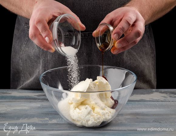 Добавьте сахар по вкусу, ванильный экстракт, яичный желток. Перетрите массу до однородного состояния.