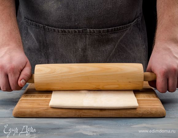 Раскатайте тесто до толщины 4 мм. Разрежьте острым ножом на 6–8 треугольников.