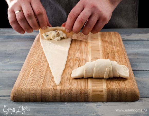 На широкую часть треугольника выкладывайте начинку и заверните в виде рогалика. 