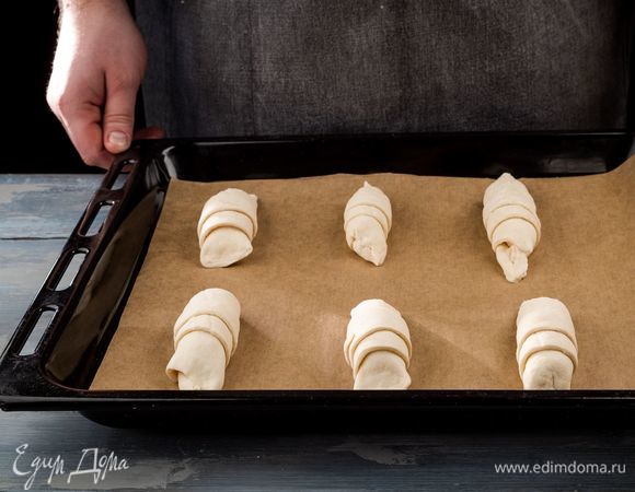 Духовку разогрейте до 180°С, выложите на застеленный противень рогалики и выпекайте 20 минут до золотистого цвета. 