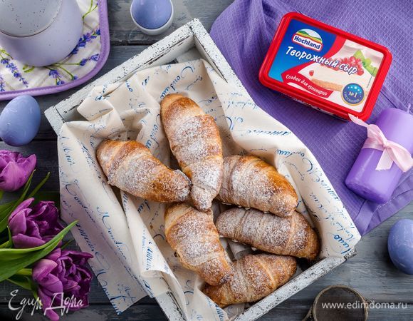 Готовые рогалики немного остудите и посыпьте сахарной пудрой. Приятного чаепития!