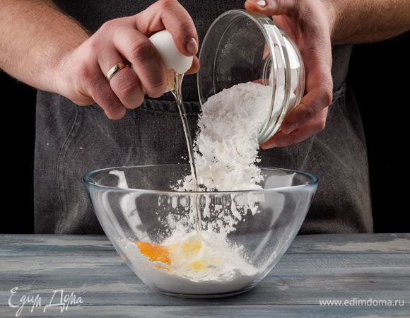 Приготовьте песочное тесто. Для этого смешайте мягкое сливочное масло со 100 г сахарной пудры и яйцом. 