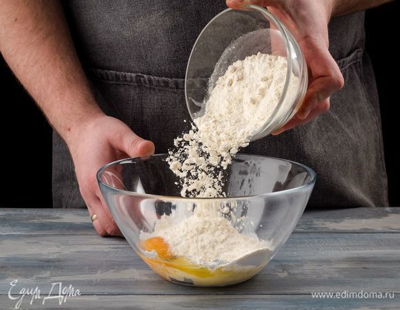 Добавьте муку и разомните руками тесто в крошку. Соберите тесто в комок и поставьте в холодильник на 30 минут.