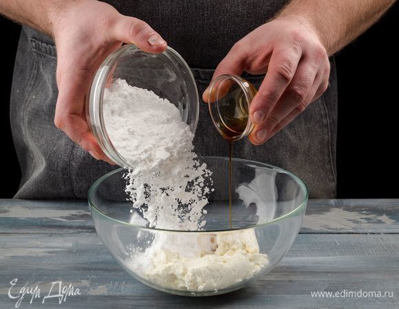 Соедините творог, ванильный экстракт, оставшуюся сахарную пудру и тщательно перемешайте.