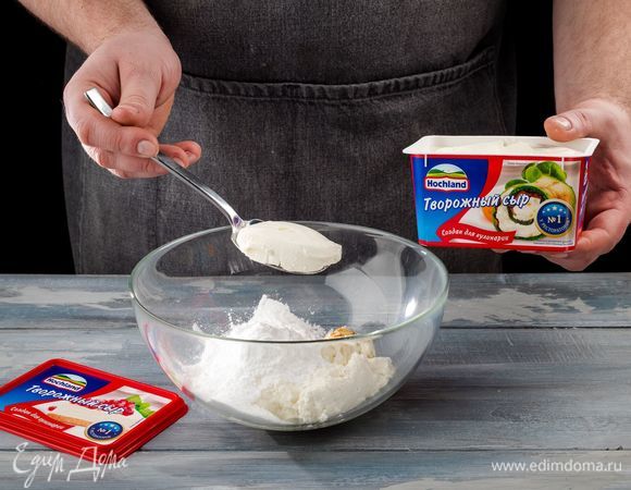 Добавьте в получившуюся массу творожный сыр Hochland для кулинарии. Взбейте крем с помощью миксера. 