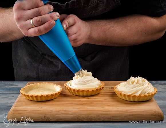 Остывшие тарталетки наполните кремом.
