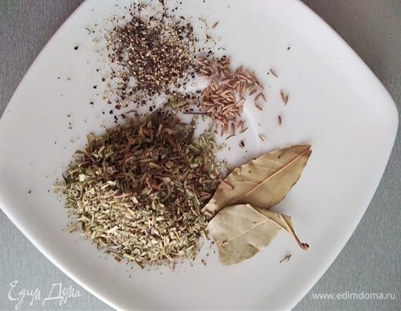 Подготовить специи. Чили перец берите по вкусу, у меня был домашний засушенный, он достаточно острый, хватило половинки.