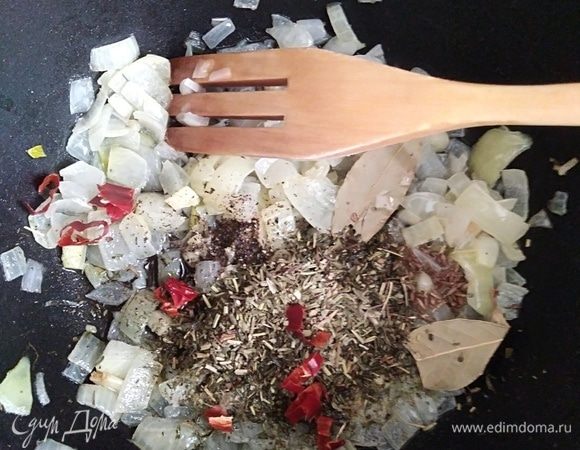Добавить специи к лук с чесноком. Готовить вместе пару минут.