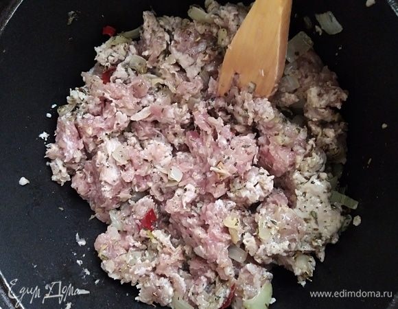 Прибавить огонь, добавить к луку фарш, поджарить, постоянно помешивая 5-7 минут.