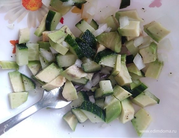 Для сальсы, нарезать все продукты мелким кубиком, посолить, поперчить и сбрызнуть лимонным соком.