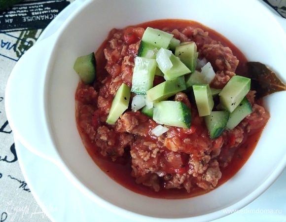 Подавать это блюдо горячим, украсив сверху сальсой из авокадо. А гарнир к такому блюду обычно подают рис. Приятного аппетита! 