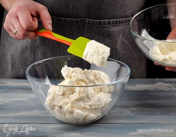 Охлажденные сливки взбейте до пиков и аккуратно вмешайте в творожную массу.