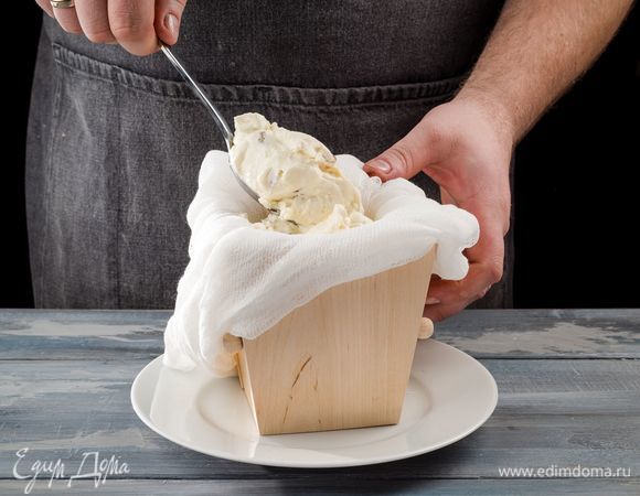 Пасочницу поставьте на тарелку, переверните верхушкой вниз и выстелить двойной марлей. Плотно уложите в нее творожную массу. Сверху накройте плоской тарелкой, на которую поставьте груз. Поставьте пасху в холодное место на ночь.