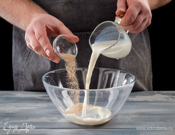 Дрожжи разведите в теплом молоке.