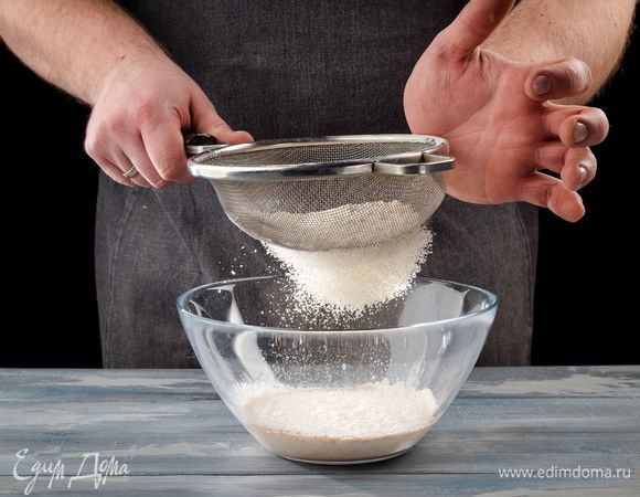 Добавьте в дрожжи 60 г просеянной муки. Перемешайте и оставьте в теплом месте на 30 минут.