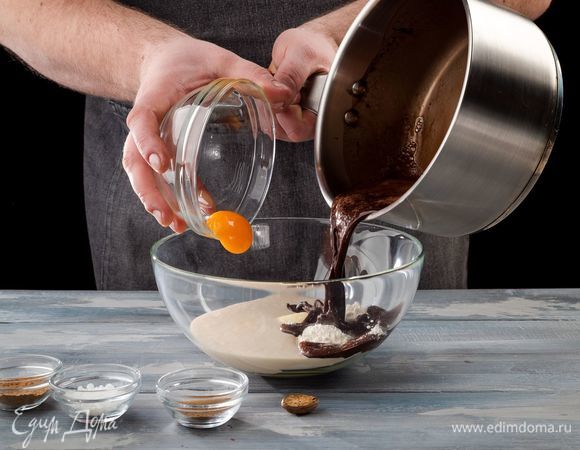 Отделите белок от желтка. В миску с опарой добавьте размягченное сливочное масло, оставшуюся муку и желток. Далее введите смесь с какао и специи по вкусу. Все хорошо перемешайте, замесите тесто и оставьте на час.