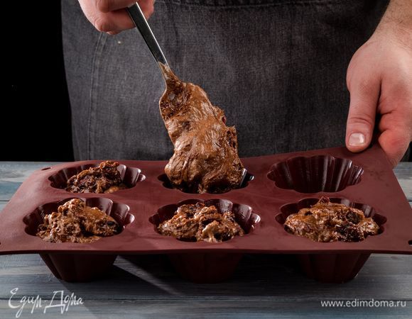 Подготовьте и смажьте небольшие фомочки. Выложите в каждую тесто на 1/3. И снова оставьте на подъем на 20 минут. Тем временем разогрейте духовку. И выпекайте куличи 10 минут при 100°С, а далее еще 30 минут при 180°С. Готовность проверяйте шпажкой.