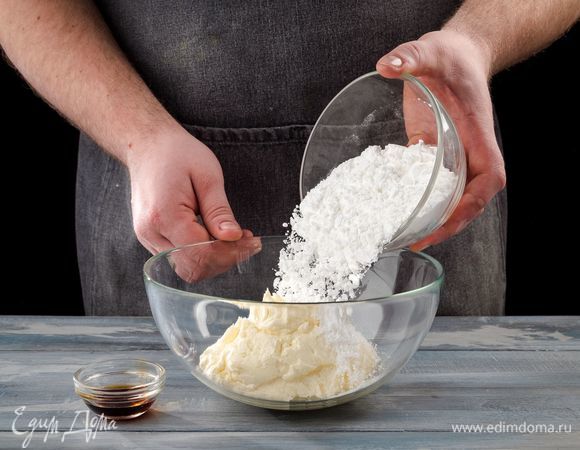 Добавьте ванильный экстракт по вкусу и, перемешивая, введите сахарную пудру.
