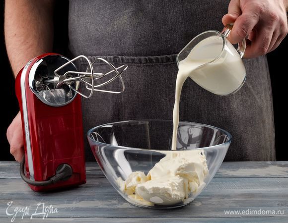 Добавьте 100 мл сливок и взбейте до получения однородной массы.