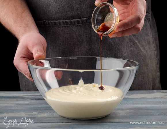 Соедините творожную массу, сливки с шоколадом и ванильный экстракт по вкусу. Все хорошо взбейте.