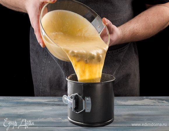 Изюм промойте, обсушите и обваляйте в 1 ст. л. муки. Соедините изюм с тестом и перемешайте. Для выпечки используйте форму для кулича. Смажьте ее сливочным маслом, посыпьте мукой и заполните тестом на 2/3. Выпекайте кулич при 180°С 40 минут. 