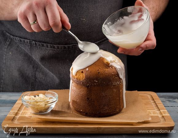 Готовый кулич немного остудите и полейте глазурью. Сверху украсьте кулич миндальными лепестками. 