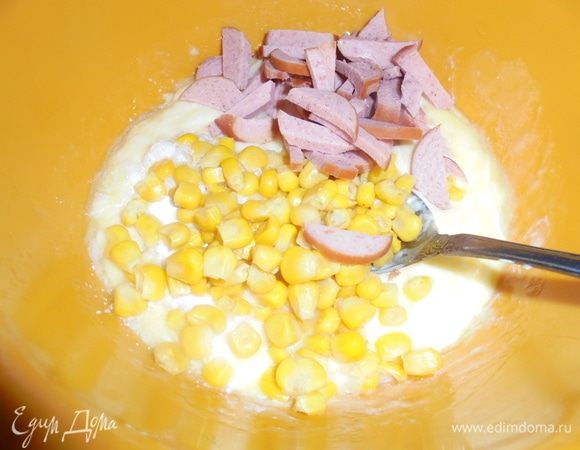 Добавьте к полученной массе консервированную кукурузу ТМ «Фрау Марта», нарезанную соломкой полукопченую колбасу.