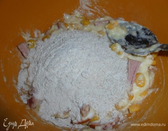 Добавьте цельнозерновую муку с разрыхлителем, посолите и поперчите. Перемешайте тесто до однородной массы.