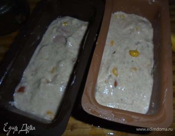 Выложите полученное тесто в мини-формочки для кексов. Выпекайте в духовке в течение 25–30  минут при температуре 180°С.