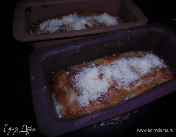 Полученные кексы посыпать пармезаном и поставить обратно в духовку на 5–10 минут до получения легкой сырной корочки.