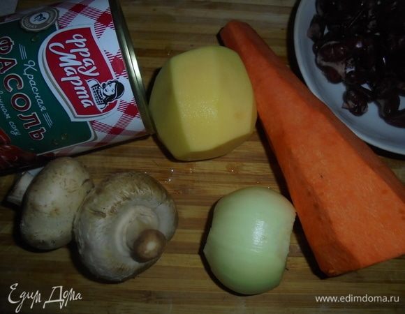 Подготовьте ингредиенты. Морковь, картофель и лук очистите. Шампиньоны вымойте, обсушите.