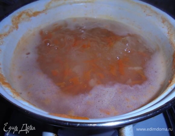 Картофель с морковью выложите в кипящую воду. Варите до полуготовности овощей.