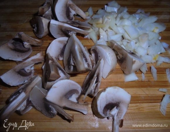Лук мелко нарежьте. Шампиньоны нарежьте крупными дольками. Добавьте их в суп и варите около 10 минут. Посолить суп по вкусу.