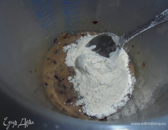 К размятой фасоли добавить яйцо, перемешать, ввести муку, слегка посолить. Перемешать.