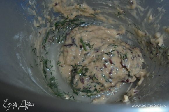 В тесто для клецок ввести зелень, перемешать. Чайной ложкой выкладывать клецки в суп и варить в течение 5–7 минут, пока клецки не всплывут наверх. Добавить оставшуюся консервированную фасоль, нарезанную зелень, прогреть суп в течение 1–2 минут. Снять с огня.