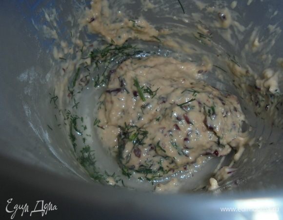 В тесто для клецок ввести зелень, перемешать. Чайной ложкой выкладывать клецки в суп и варить в течение 5–7 минут, пока клецки не всплывут наверх. Добавить оставшуюся консервированную фасоль, нарезанную зелень, прогреть суп в течение 1–2 минут. Снять с огня.