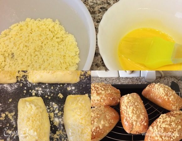 Пока наши булочки «отдыхают», нагреваем духовку до 200°С и делаем посыпку. Для посыпки нужно растереть руками очень холодное сливочное масло с мукой и сахаром. У нас должна получиться мелкая крошка. Также в другой миске смешиваем желток с молоком. Спустя 30 минут смазываем наши булочки желтком с молоком и посыпаем крошкой. Выпекаем булочки 10 минут при 200°С, затем уменьшаем до 170–180°С и печем до готовности еще 15–20 минут. Готовые булочки остудить на решетке.