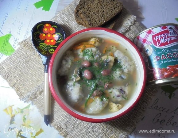 Разлить суп по порционным тарелкам. При желании можно подавать со сметаной. Приятного аппетита!