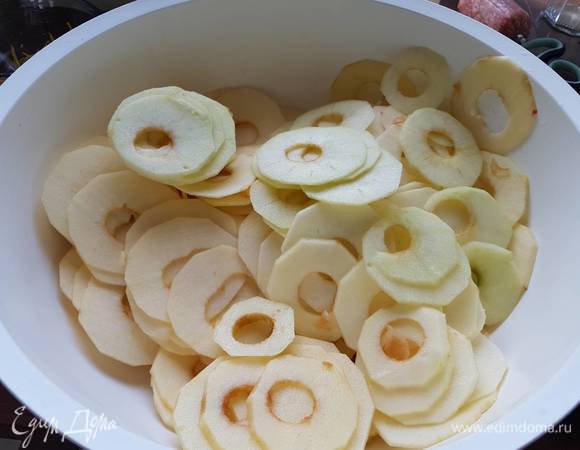 Яблоки очистить, нарезать очень тонкими пластинками и сбрызнуть соком лимона.