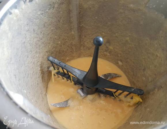 Добавить просеянную муку, смешанную с разрыхлителем, постепенно добавляем молоко и замешиваем тесто.