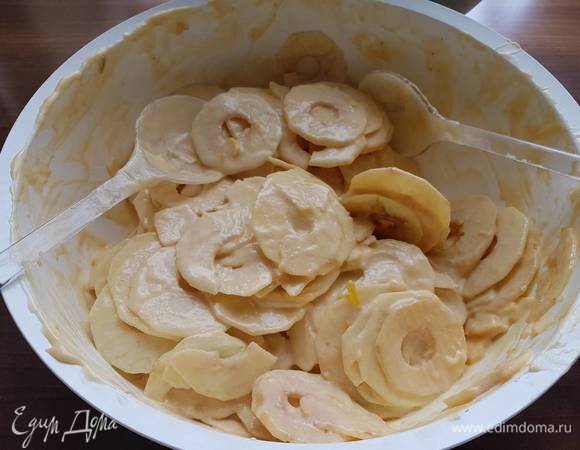 Вылить тесто на яблоки и перемешать.